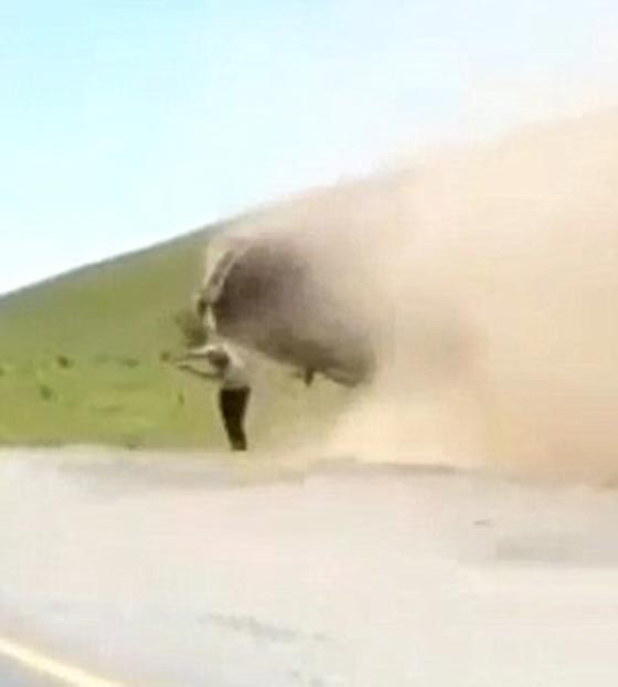 فيديو مروع.. سيارة تقذف سائقها ليطير في الهواء وتستقر فوقه صورة رقم 3