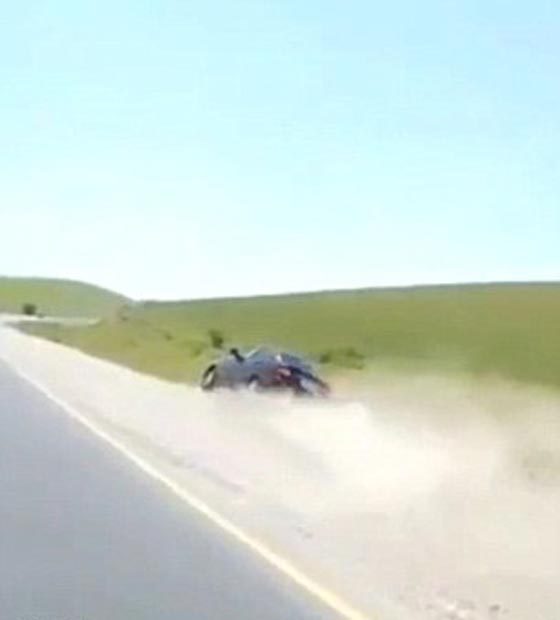 فيديو مروع.. سيارة تقذف سائقها ليطير في الهواء وتستقر فوقه صورة رقم 5