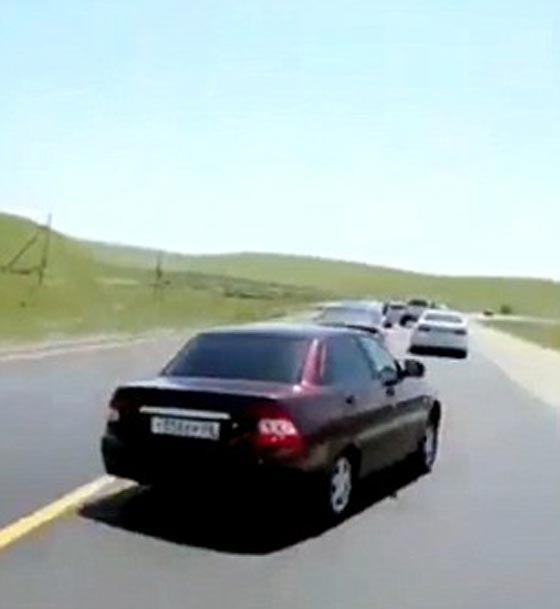 فيديو مروع.. سيارة تقذف سائقها ليطير في الهواء وتستقر فوقه صورة رقم 6