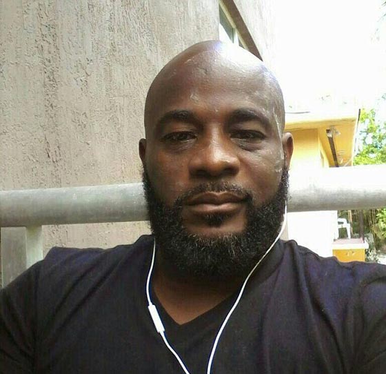 رصاصة على رجل اسود وهو رافع يديه تفجر غضب السود في امريكا صورة رقم 6