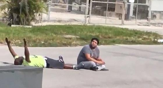 رصاصة على رجل اسود وهو رافع يديه تفجر غضب السود في امريكا صورة رقم 1