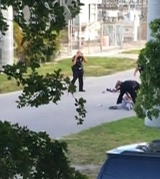 رصاصة على رجل اسود وهو رافع يديه تفجر غضب السود في امريكا صورة رقم 3