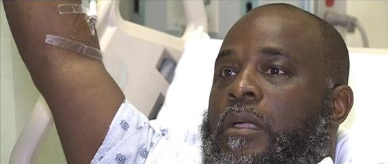 رصاصة على رجل اسود وهو رافع يديه تفجر غضب السود في امريكا صورة رقم 4