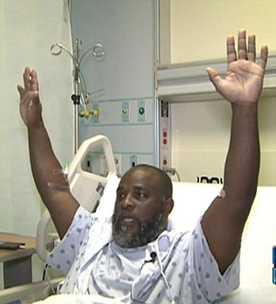 رصاصة على رجل اسود وهو رافع يديه تفجر غضب السود في امريكا صورة رقم 5