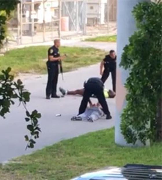 رصاصة على رجل اسود وهو رافع يديه تفجر غضب السود في امريكا صورة رقم 2