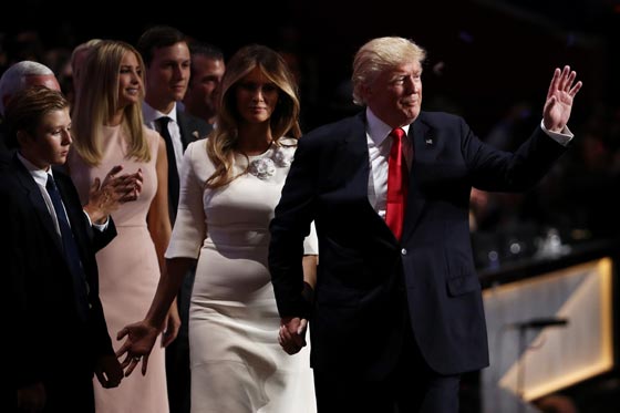 ترامب يحمل كلينتون مسؤولة الفوضى بالشرق الاوسط وانصاره يطالبون بسجنها صورة رقم 3