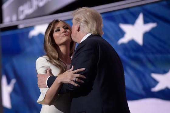 ترامب يحمل كلينتون مسؤولة الفوضى بالشرق الاوسط وانصاره يطالبون بسجنها صورة رقم 4