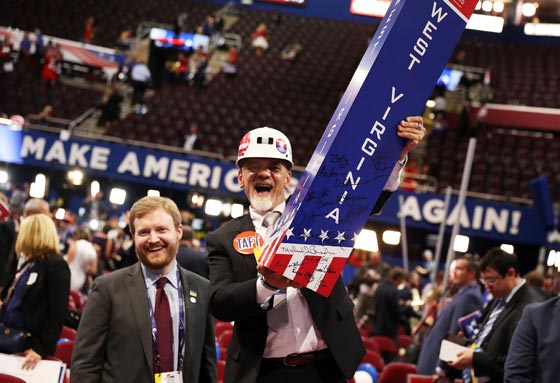 ترامب يحمل كلينتون مسؤولة الفوضى بالشرق الاوسط وانصاره يطالبون بسجنها صورة رقم 35