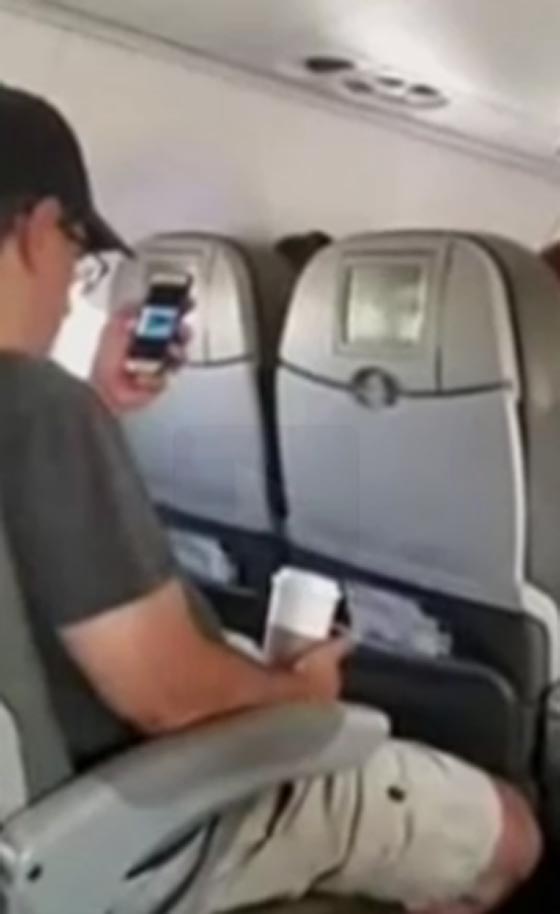 مسافر يشاهد فيديو هجمات 11 سبتمبر ويثير الذعر في الطائرة صورة رقم 1