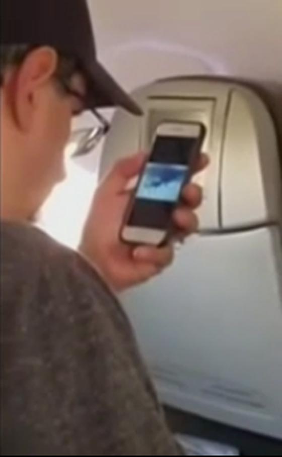 مسافر يشاهد فيديو هجمات 11 سبتمبر ويثير الذعر في الطائرة صورة رقم 2