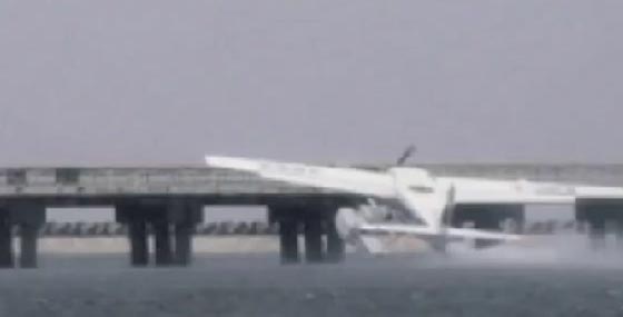 فيديو مروع.. مصرع 5 اشخاص في اصطدام طائرة مائية بجسر صورة رقم 1