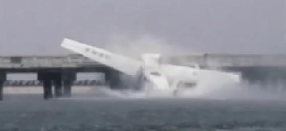 فيديو مروع.. مصرع 5 اشخاص في اصطدام طائرة مائية بجسر صورة رقم 2