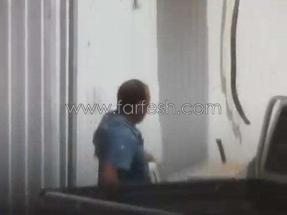 رجل يسرق مكيف هواء من مصلى في وضح النهار.. فيديو صورة رقم 3