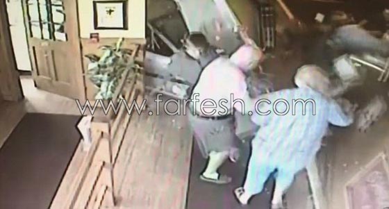 عجوز تسعيني يفقد السيطرة على سيارته ويقتحم مطعما.. فيديو صورة رقم 1