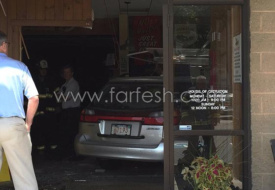 عجوز تسعيني يفقد السيطرة على سيارته ويقتحم مطعما.. فيديو صورة رقم 2