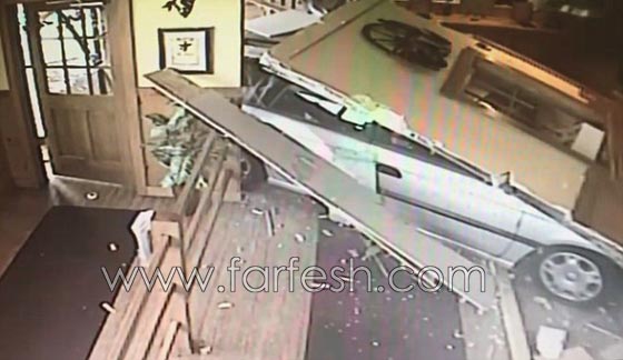 عجوز تسعيني يفقد السيطرة على سيارته ويقتحم مطعما.. فيديو صورة رقم 3