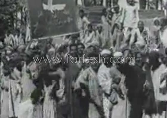 فيديو نادر للزعيم جمال عبد الناصر وهو يوزع الاراضي على الفلاحين صورة رقم 2