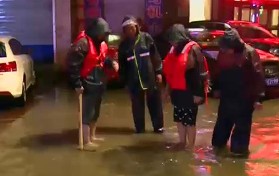 اكثر من 100 قتيل وانهيار 50 الف منزل في فيضانات بالصين.. فيديو صورة رقم 1