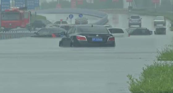 اكثر من 100 قتيل وانهيار 50 الف منزل في فيضانات بالصين.. فيديو صورة رقم 2