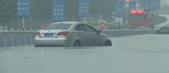 اكثر من 100 قتيل وانهيار 50 الف منزل في فيضانات بالصين.. فيديو صورة رقم 3