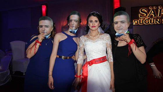 الانقلاب حال دون حضور العريس زفافه فانقلب الحضور كلهم العريس! صورة رقم 3