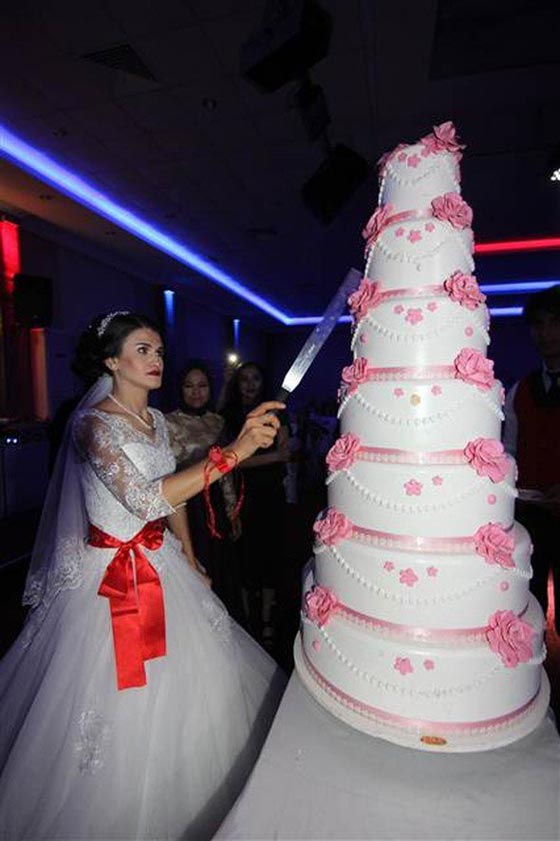 الانقلاب حال دون حضور العريس زفافه فانقلب الحضور كلهم العريس! صورة رقم 1