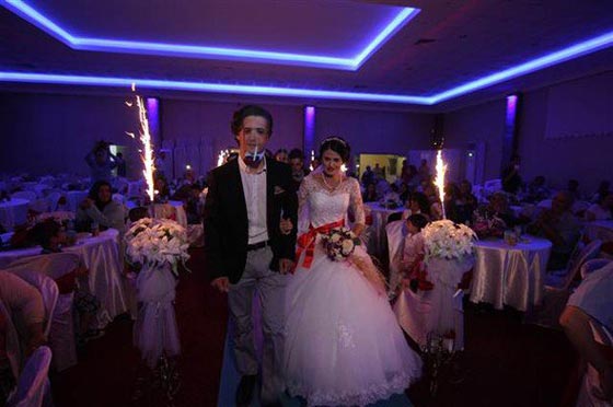 الانقلاب حال دون حضور العريس زفافه فانقلب الحضور كلهم العريس! صورة رقم 7