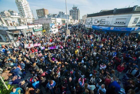 مذيعات يرضعن الابناء على الهواء في اطار احتجاجي ارجنتيني صورة رقم 2