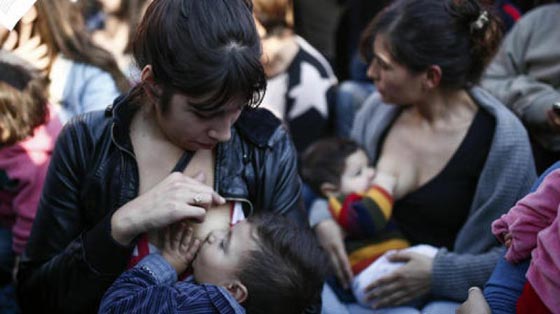 مذيعات يرضعن الابناء على الهواء في اطار احتجاجي ارجنتيني صورة رقم 6