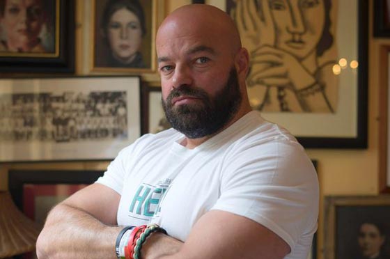 لماذا تنازل بريطاني عن كل ممتلكاته لمحاربة الدواعش؟ صورة رقم 2