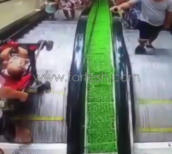 فيديو مروع للحظة سقوط رضيع من عربته على سلم متحرك صورة رقم 1
