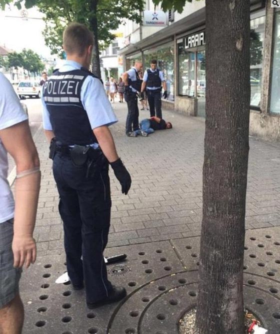فيديو للحظة اعتقال لاجئ سوري قتل امرأة بساطور جنوب المانيا صورة رقم 2