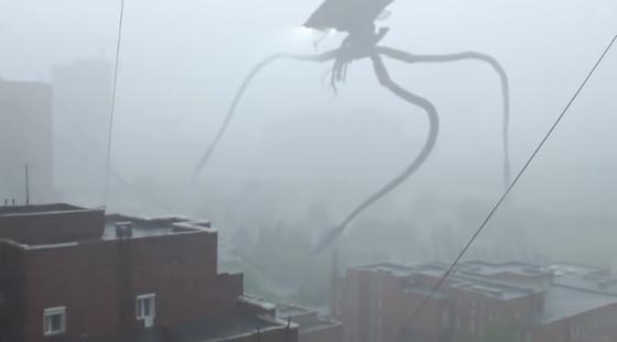 فيديو مريب.. كائن فضائي عملاق يظهر في سماء مدينة روسية صورة رقم 2