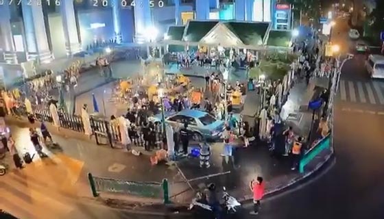 فيديو مثير.. سيارة تقتحم ضريحا هندوسيا بالخطأ وتطيح برواده صورة رقم 1