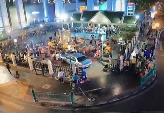 فيديو مثير.. سيارة تقتحم ضريحا هندوسيا بالخطأ وتطيح برواده صورة رقم 2