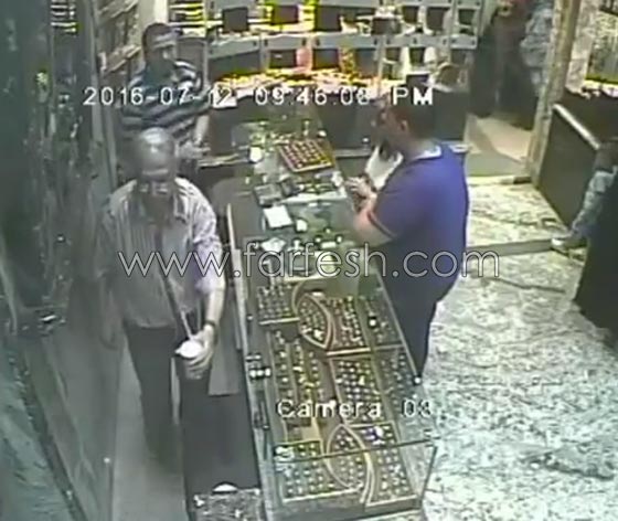 فيديو مثير.. فتاة تغافل بائع مجوهرات وتسرق خاتما ثمينا صورة رقم 1