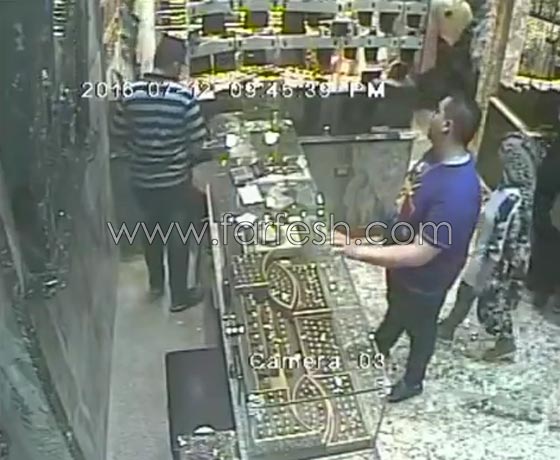 فيديو مثير.. فتاة تغافل بائع مجوهرات وتسرق خاتما ثمينا صورة رقم 2