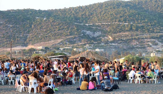 مشهد غير مألوف.. رقص وغناء على شاطئ اللاذقية في سوريا صورة رقم 2