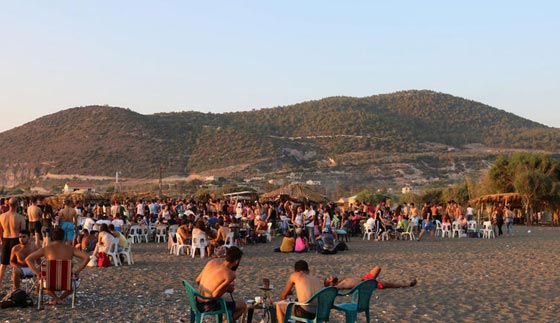 مشهد غير مألوف.. رقص وغناء على شاطئ اللاذقية في سوريا صورة رقم 4