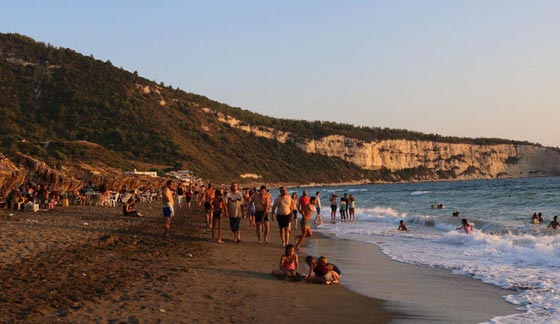 مشهد غير مألوف.. رقص وغناء على شاطئ اللاذقية في سوريا صورة رقم 5