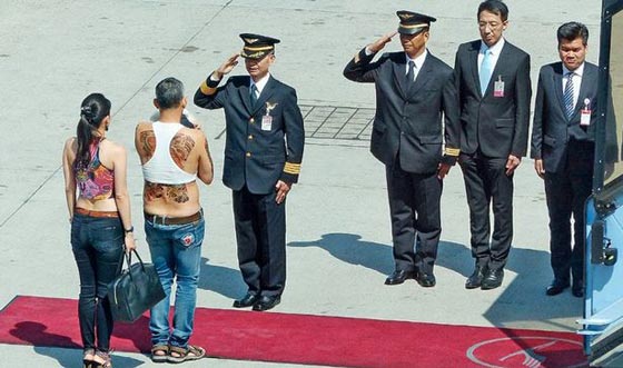 ولي العهد التايلندي يثير الدهشة بارتدائه حمالة صدر في المانيا صورة رقم 2