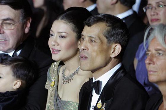 ولي العهد التايلندي يثير الدهشة بارتدائه حمالة صدر في المانيا صورة رقم 7