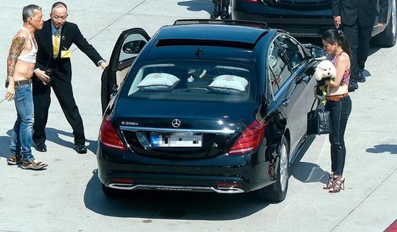 ولي العهد التايلندي يثير الدهشة بارتدائه حمالة صدر في المانيا صورة رقم 1