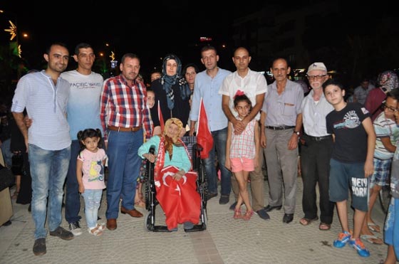  لانها تعرف معنى الانقلاب.. عجوز تركية 113 عاما تتظاهر دعما للديمقراطية صورة رقم 1