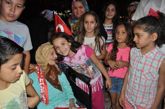  لانها تعرف معنى الانقلاب.. عجوز تركية 113 عاما تتظاهر دعما للديمقراطية صورة رقم 4