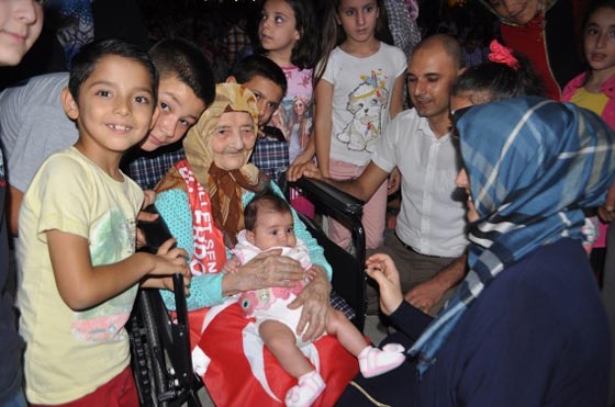  لانها تعرف معنى الانقلاب.. عجوز تركية 113 عاما تتظاهر دعما للديمقراطية صورة رقم 2