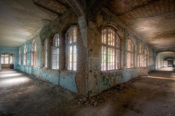 مستشفى عسكري عالج هتلر في الحرب اصبح منشأة نادرة آيلة للسقوط صورة رقم 6