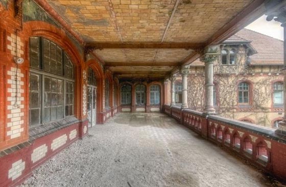 مستشفى عسكري عالج هتلر في الحرب اصبح منشأة نادرة آيلة للسقوط صورة رقم 1