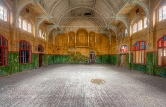 مستشفى عسكري عالج هتلر في الحرب اصبح منشأة نادرة آيلة للسقوط صورة رقم 12