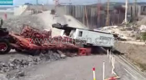 انقلاب مدوي لشاحنة تنقل رافعة بسبب ثقل وزن الحمولة.. فيديو صورة رقم 3